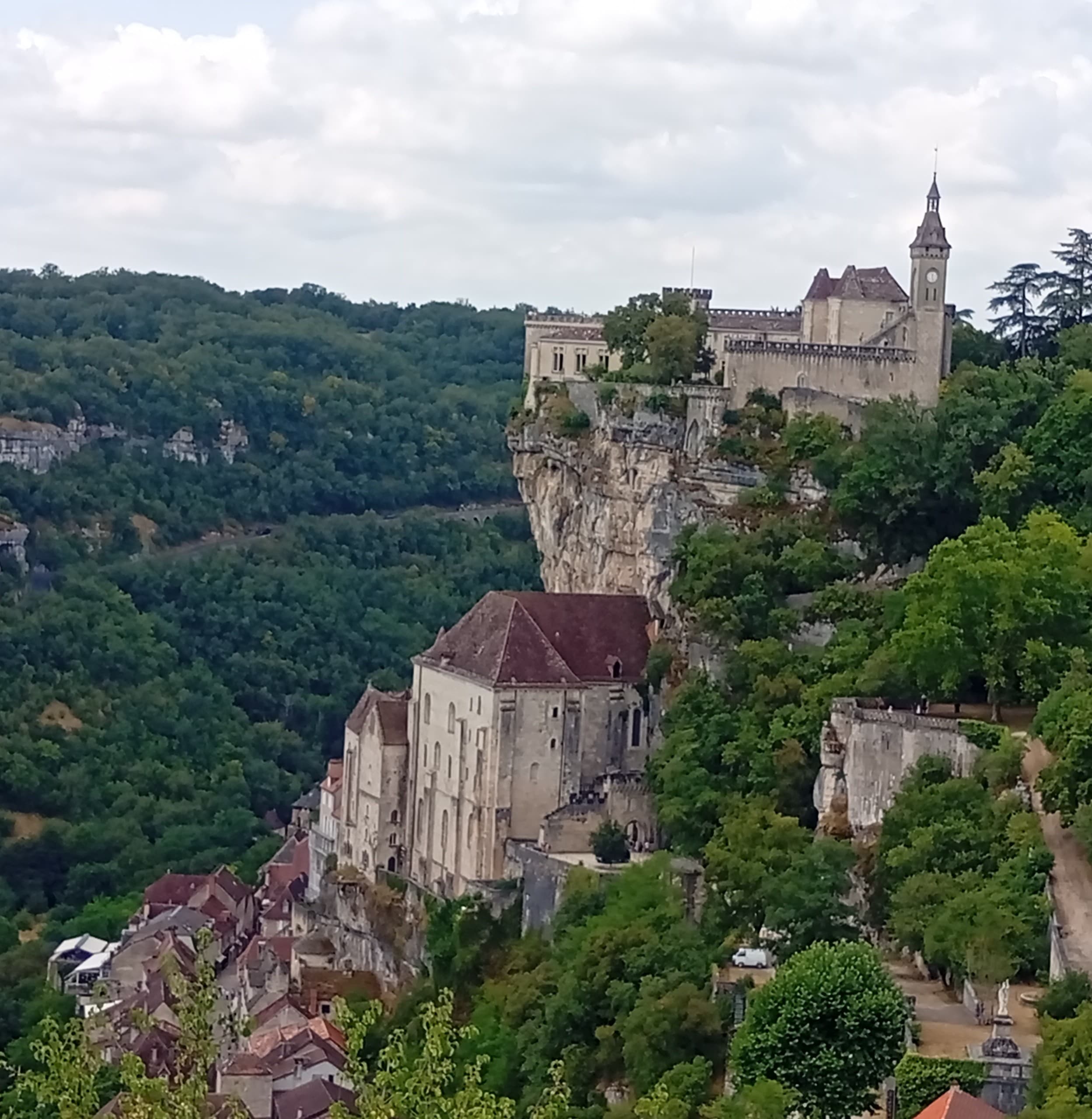 Les villages médiévaux du Lot découverts pendant le séjour jeûne et tourisme