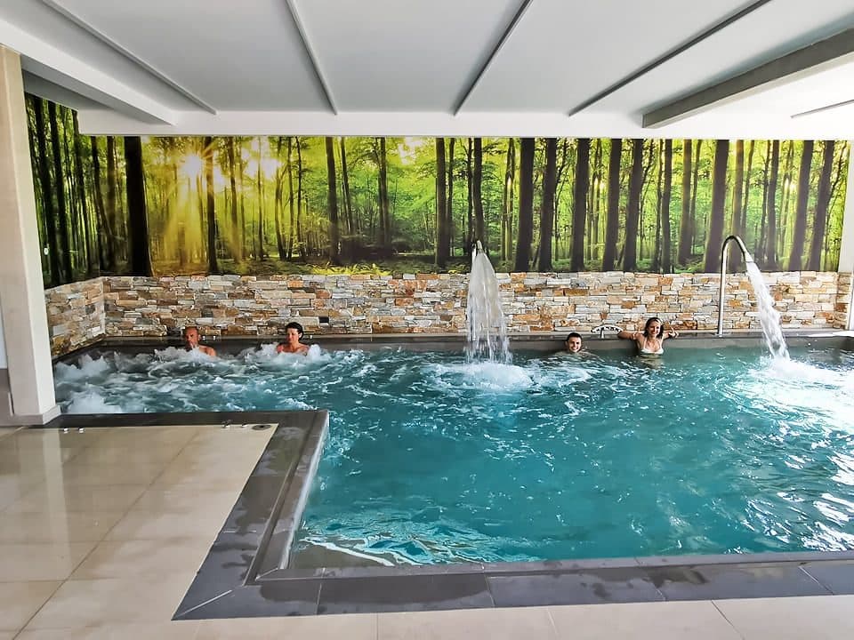 L'accès au spa — détente au bord de la piscine